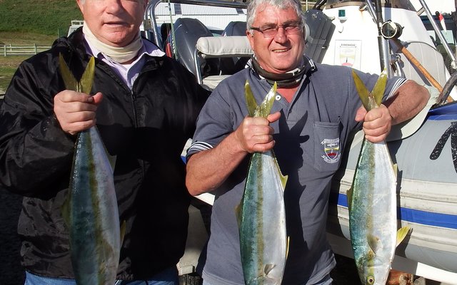 Vlnr is Philip Fourie (voorsitter) en Johan Burmeister (wedstrydsekretaris) met van hulle geelsterte wat hulle gevang het